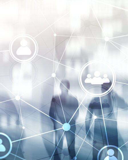 Digitale Netzwerkdarstellung mit Business-Silhouetten | Compliance Anwalt