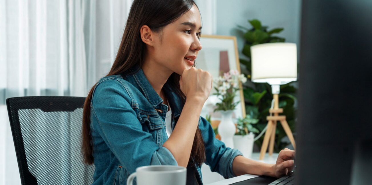 Frau nutzt Jobsuche Portal am Computer