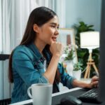 Frau nutzt Jobsuche Portal am Computer