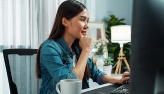 Frau nutzt Jobsuche Portal am Computer