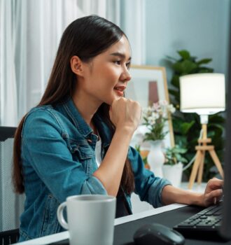 Frau nutzt Jobsuche Portal am Computer