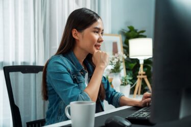 Frau nutzt Jobsuche Portal am Computer