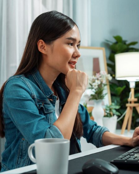 Frau nutzt Jobsuche Portal am Computer
