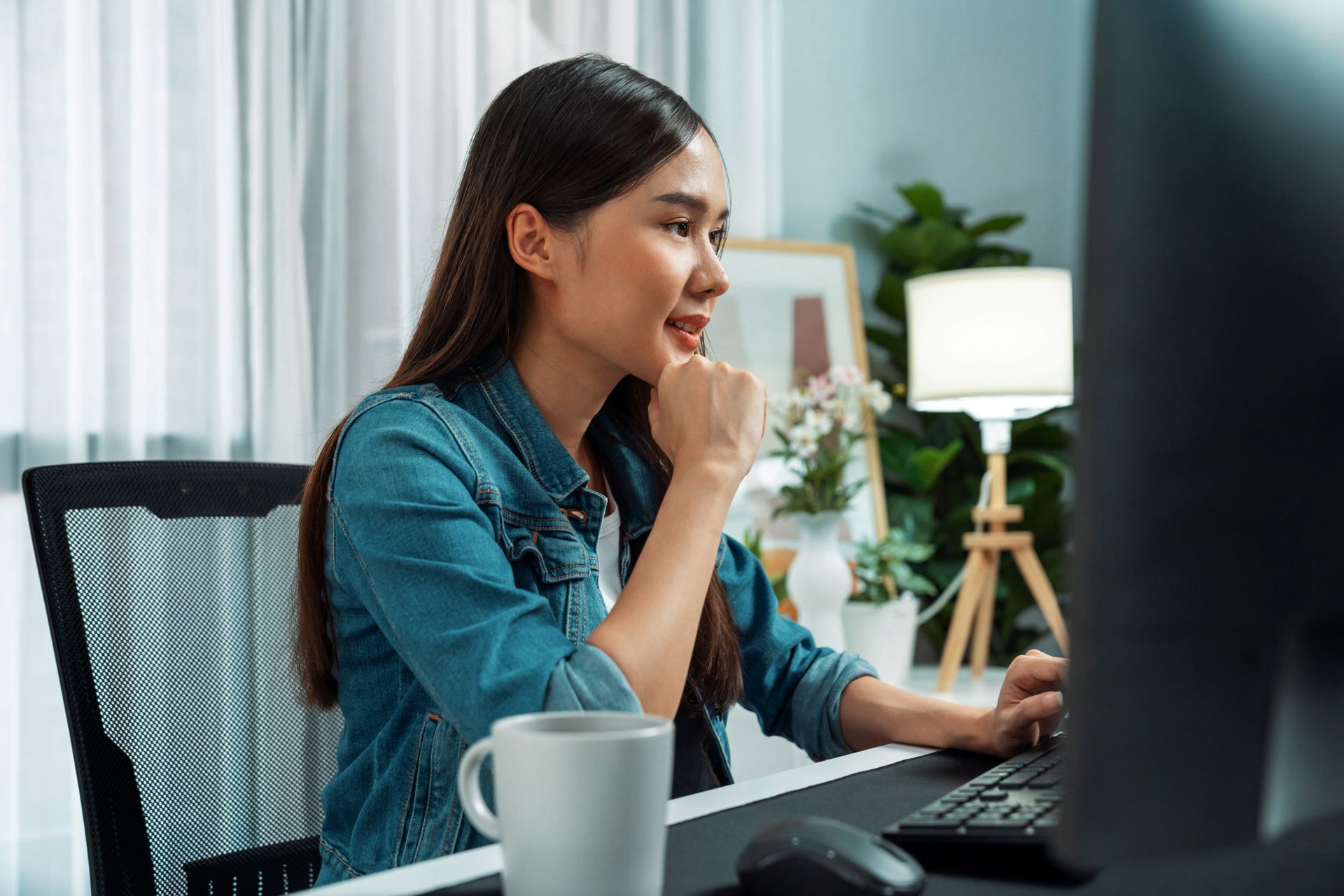 Frau nutzt Jobsuche Portal am Computer